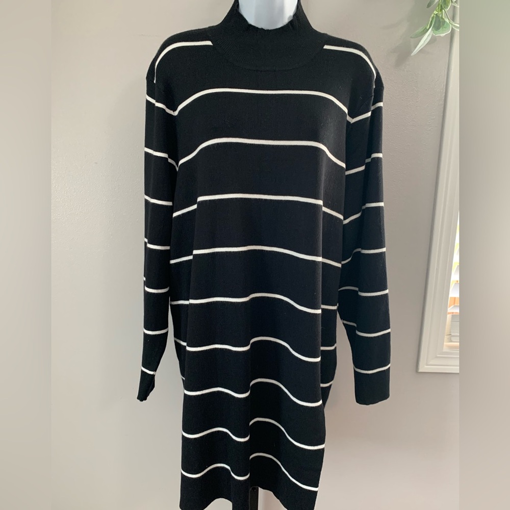 Cable & Gauge Black and White Striped Women's Sweater